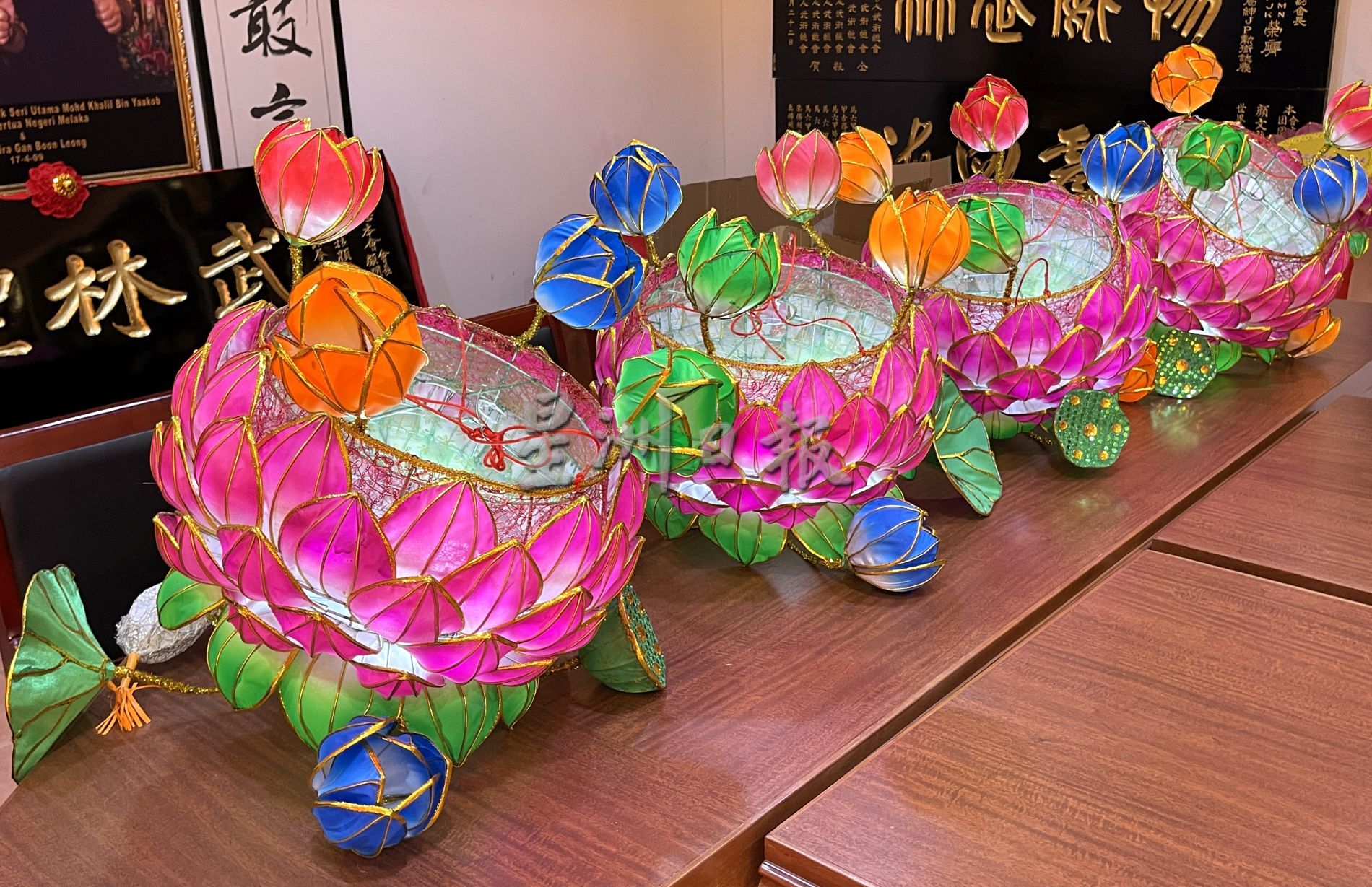 (古城封面主文)秦淮花灯向甲贺年·年景只有更美