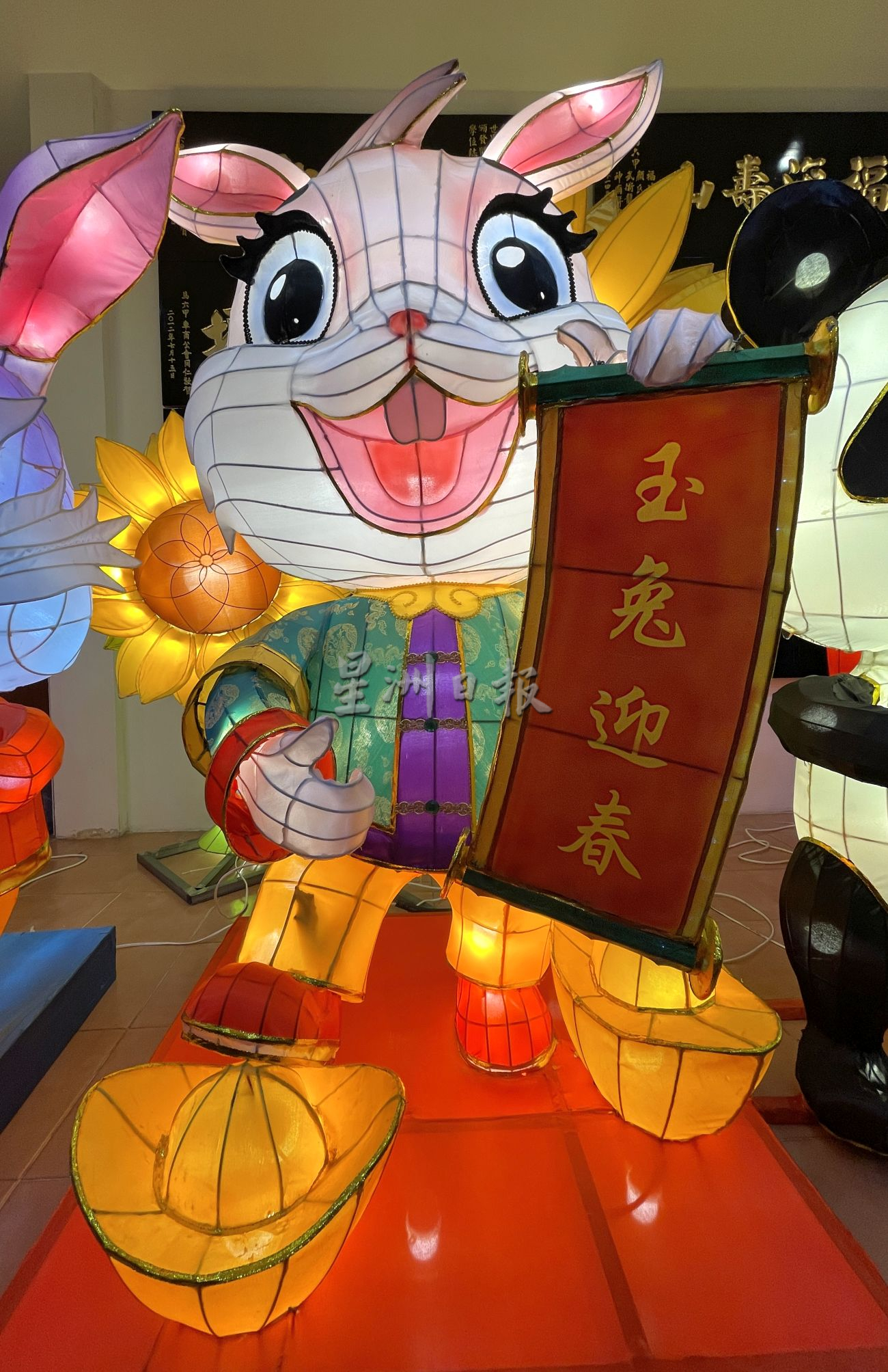 (古城封面主文)秦淮花灯向甲贺年·年景只有更美