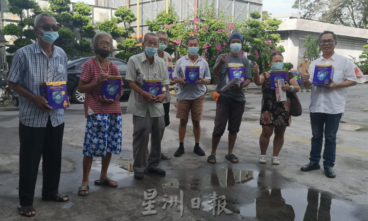 (古城版)刘志俍获报效180营养奶粉 欢迎其他组织效仿