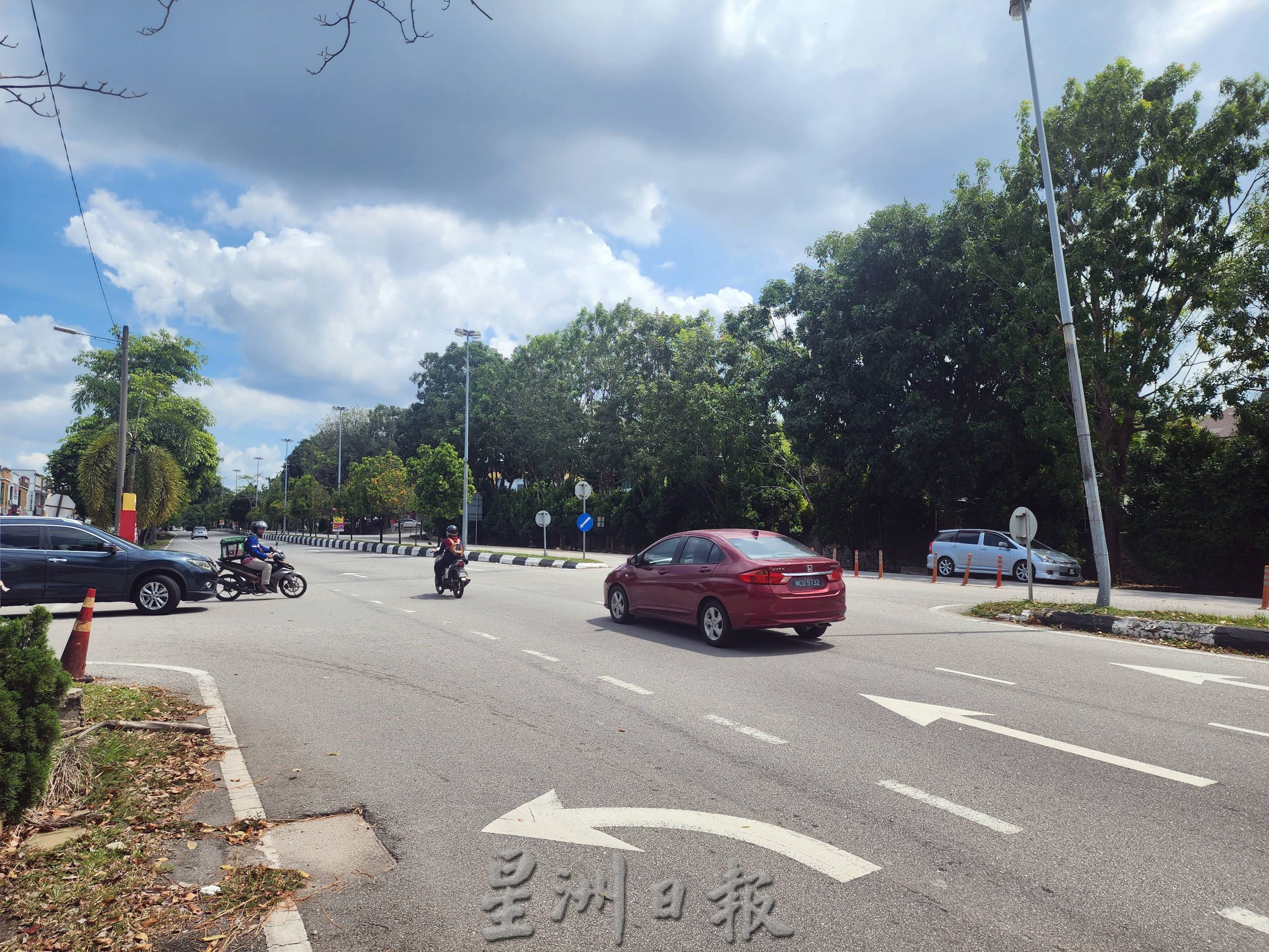 （古城版）慕查化沙路往爱极乐高原第一花园路口防撞杆频被撞断，郭子毅建议改为永久性分界堤