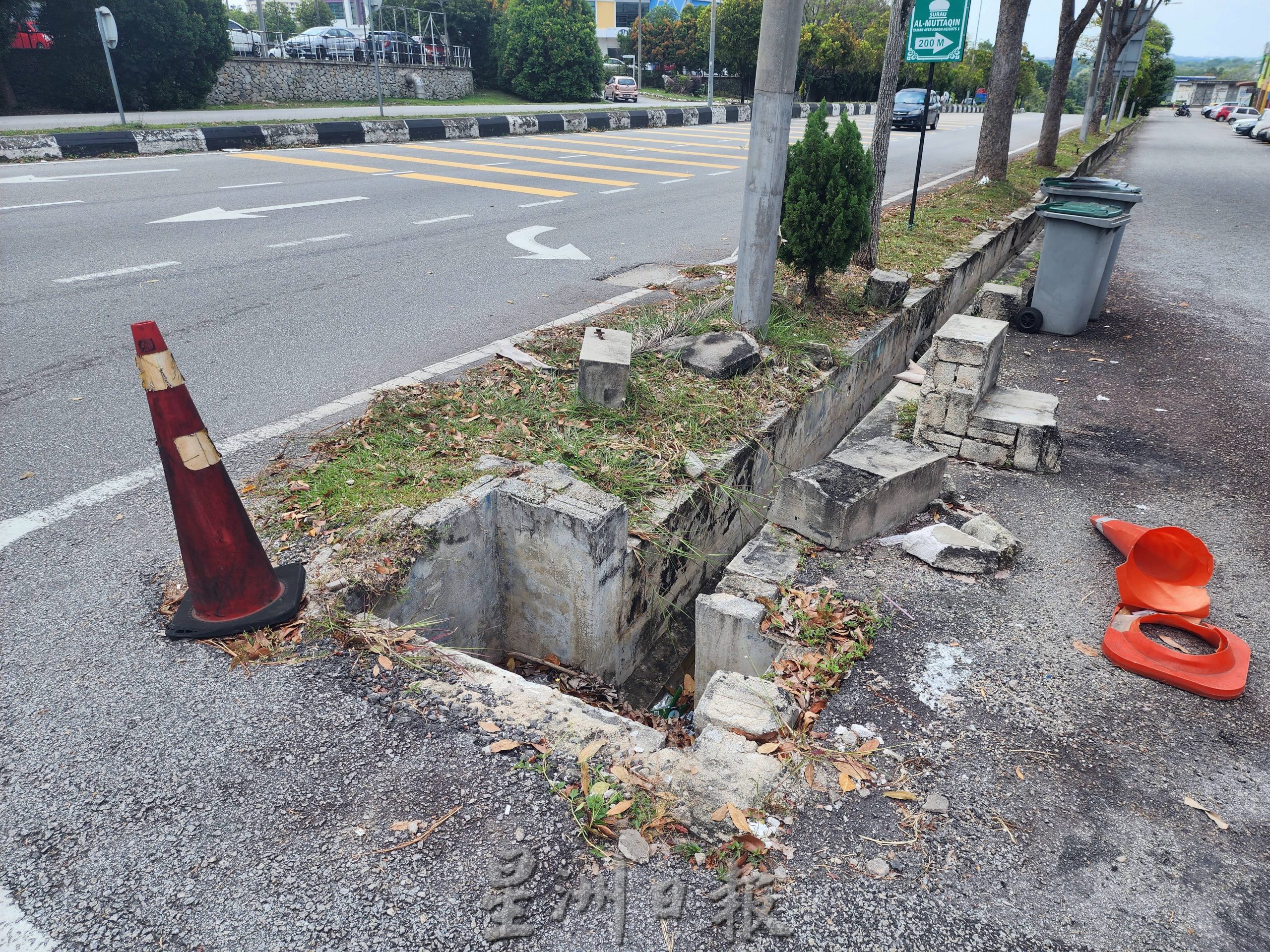 （古城版）慕查化沙路往爱极乐高原第一花园路口防撞杆频被撞断，郭子毅建议改为永久性分界堤