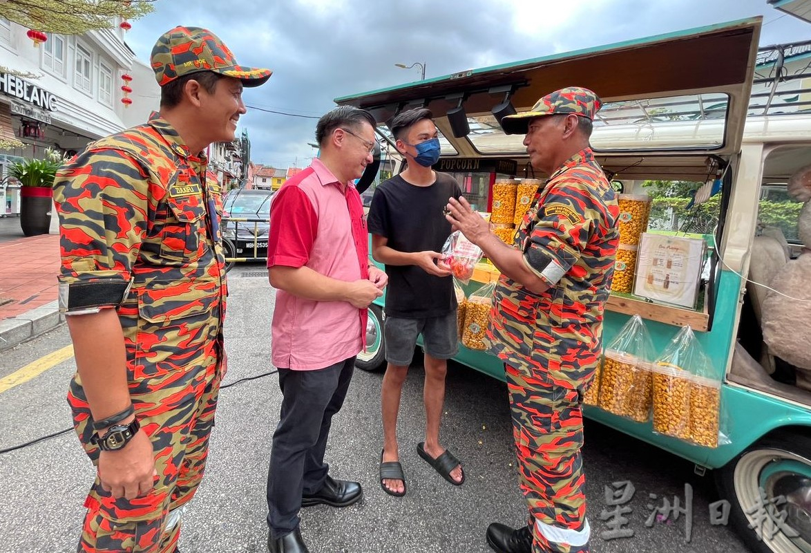 甲消拯局走访鸡场街向华社拜年
