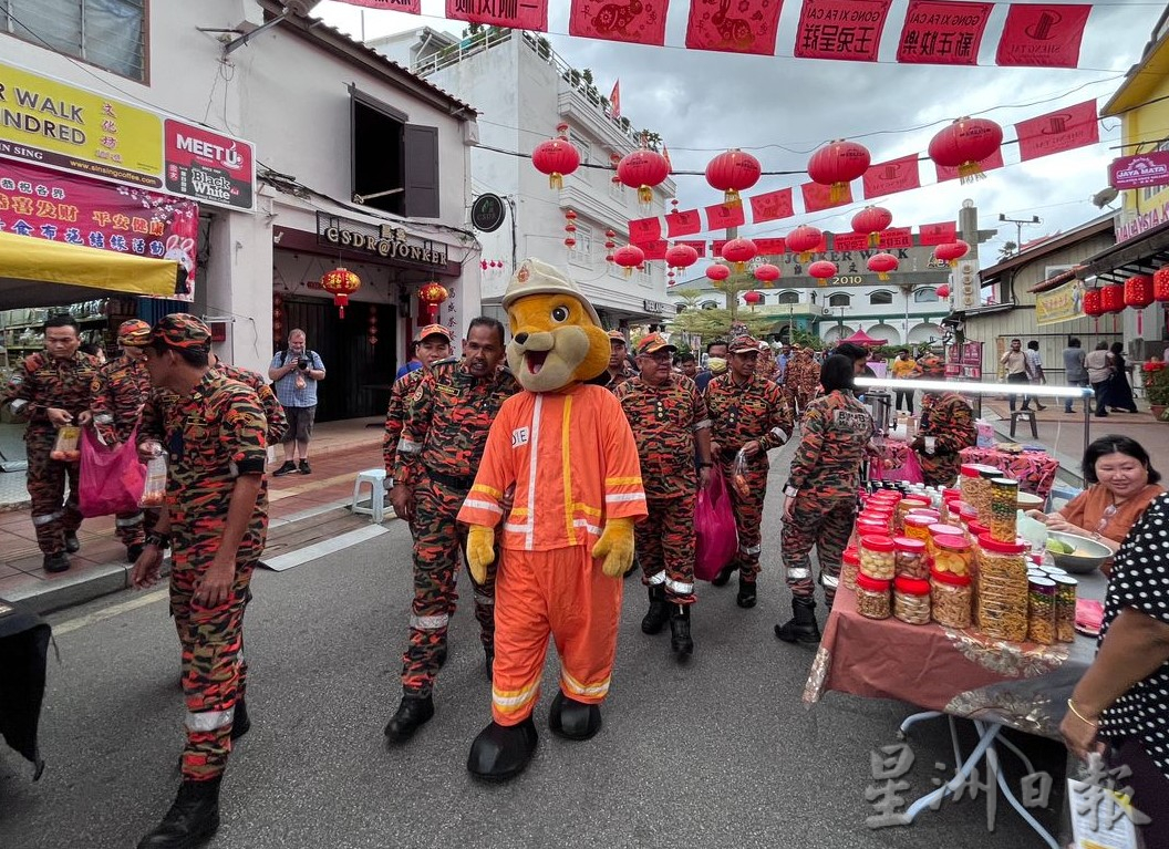 甲消拯局走访鸡场街向华社拜年