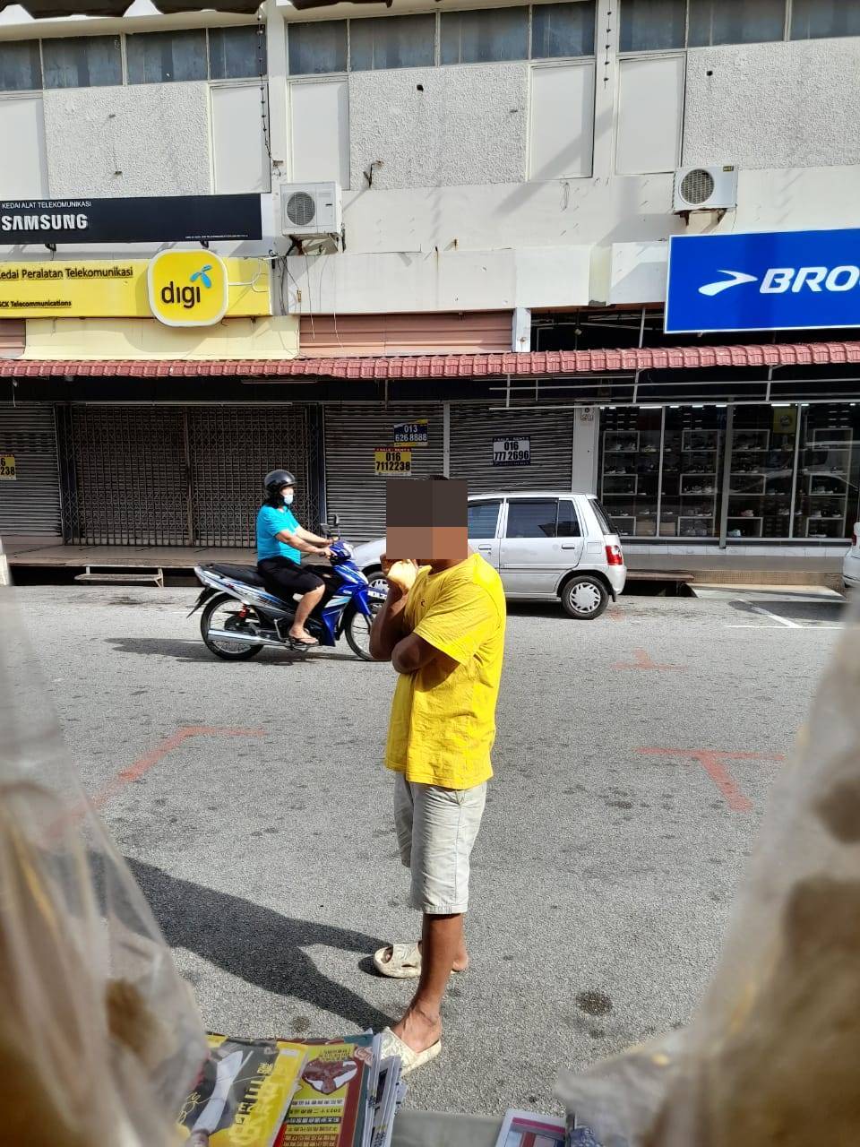 (古城版)男子疑在路中央吸强力胶,并睡在五脚基