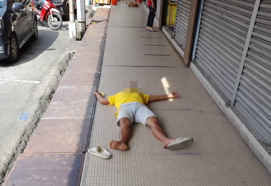 (古城版)男子疑在路中央吸强力胶,并睡在五脚基