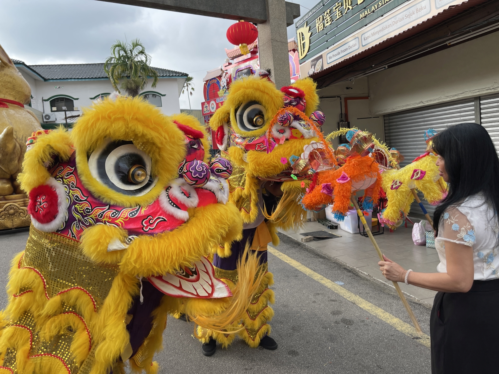 （古城第三版主文）“兔圆年”亮相鸡场街·周一升空坐镇
