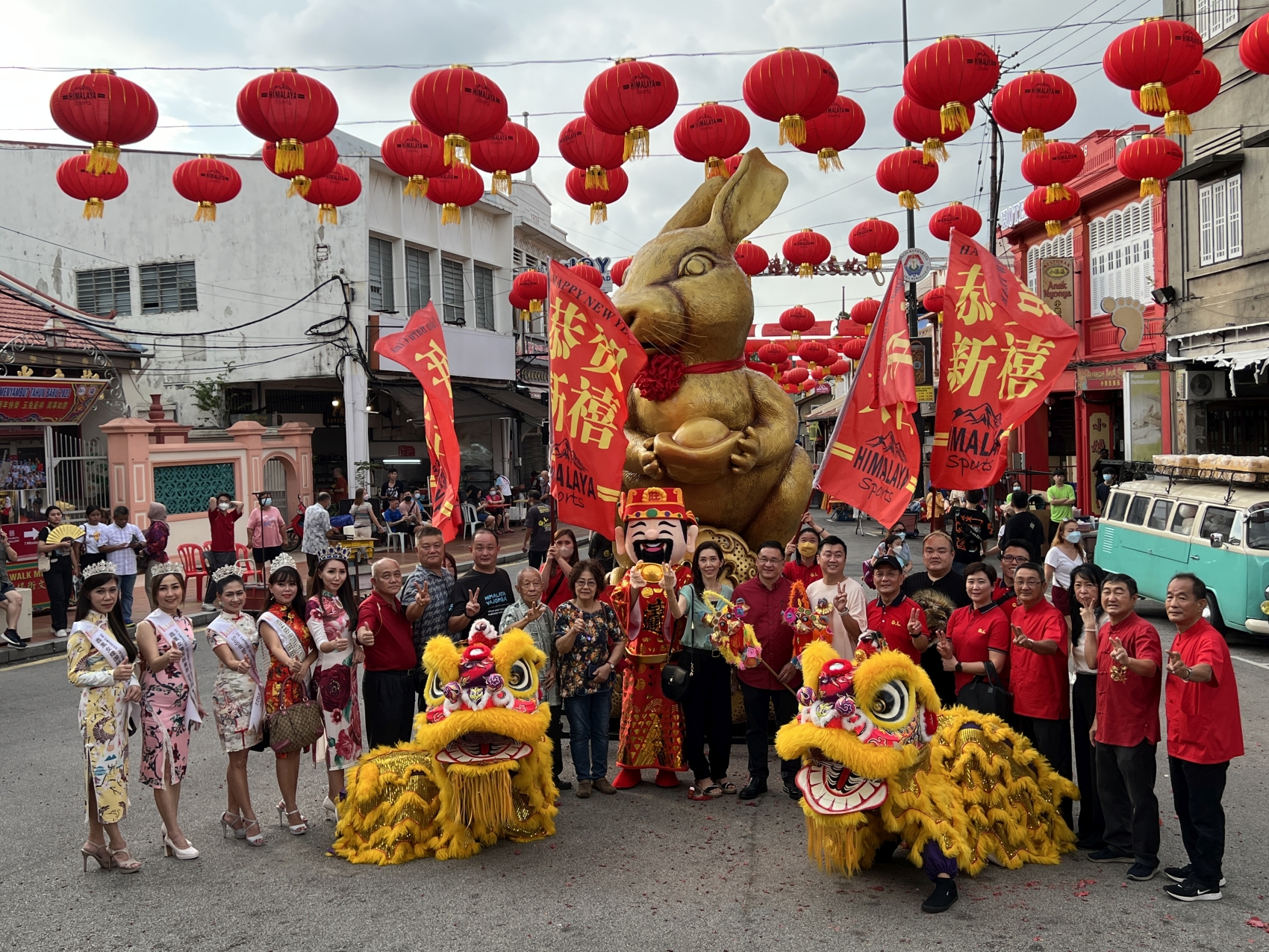 （古城第三版主文）“兔圆年”亮相鸡场街·周一升空坐镇