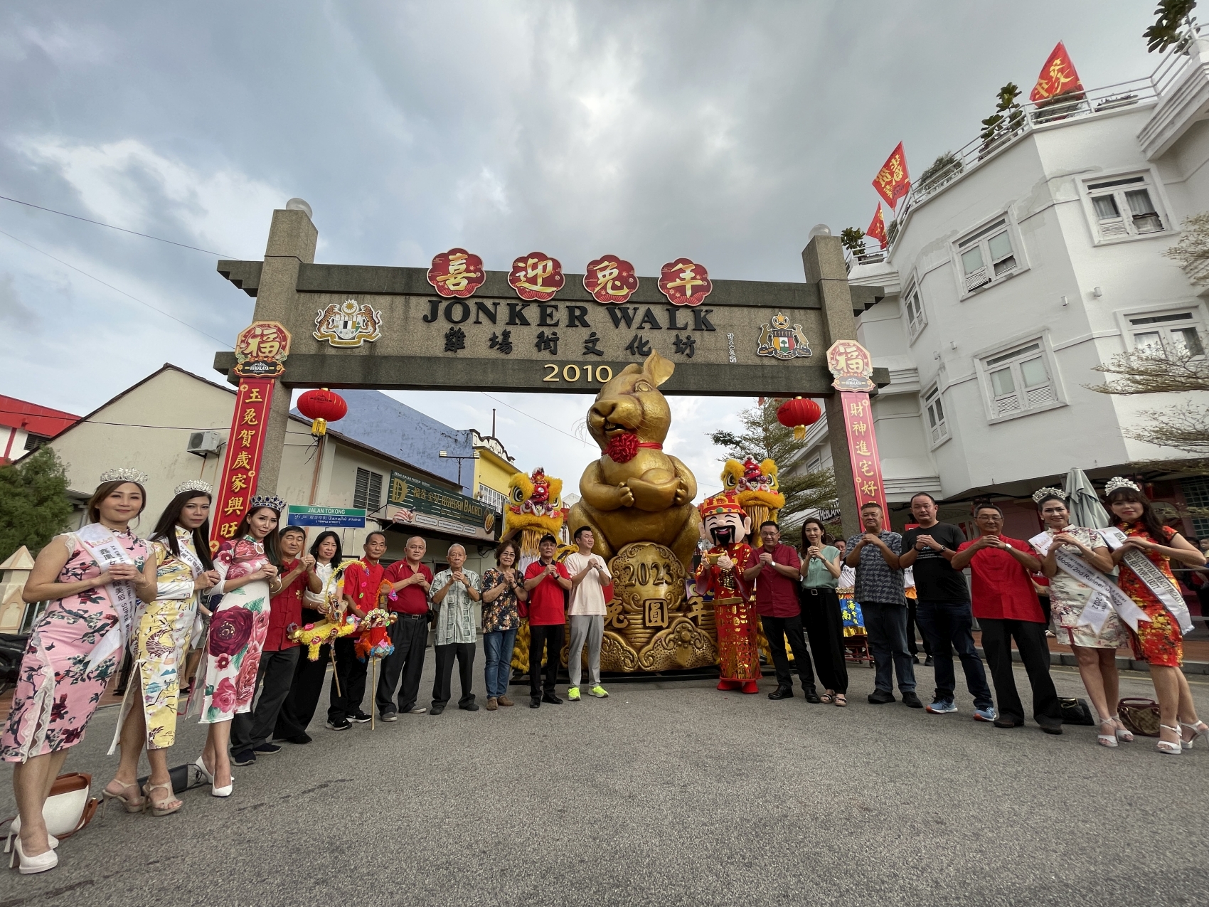 （古城第三版主文）“兔圆年”亮相鸡场街·周一升空坐镇