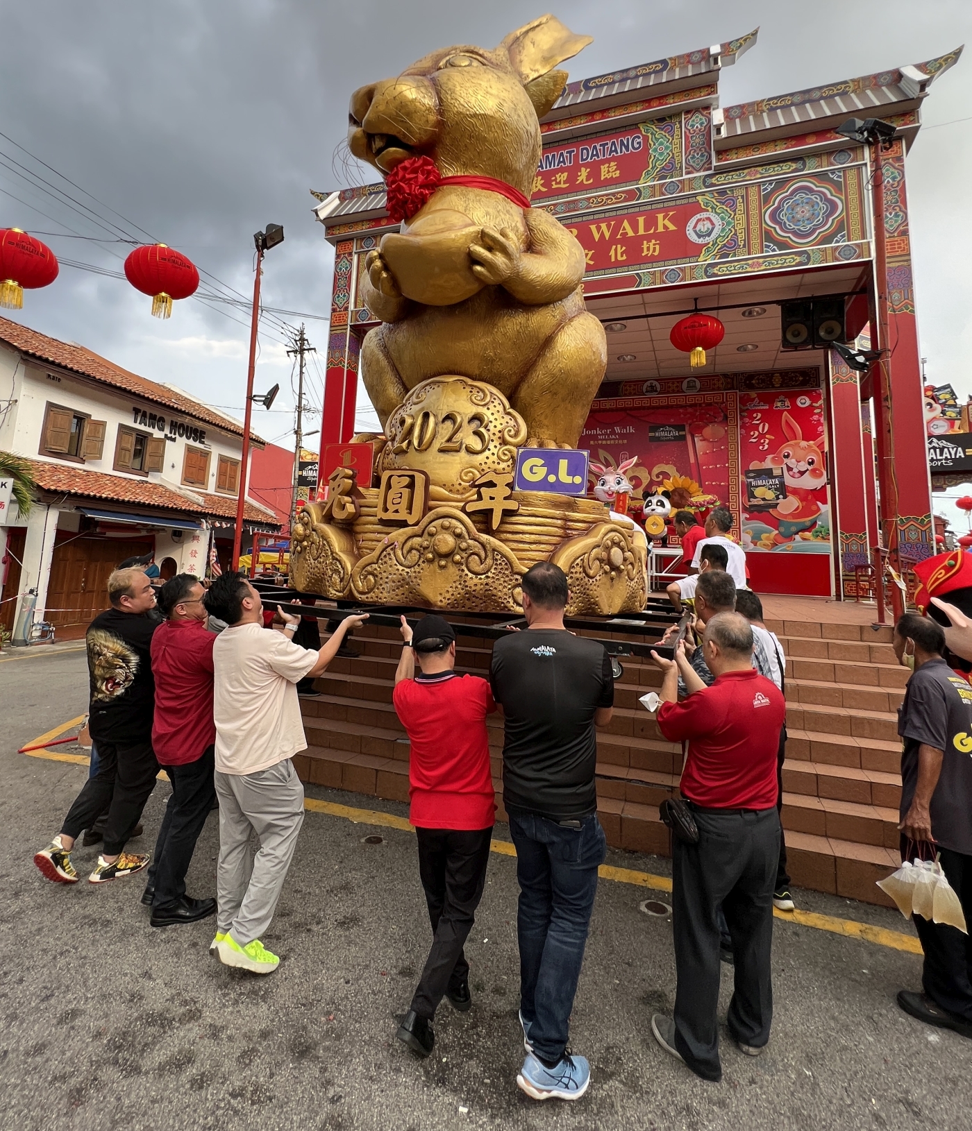 （古城第三版主文）“兔圆年”亮相鸡场街·周一升空坐镇