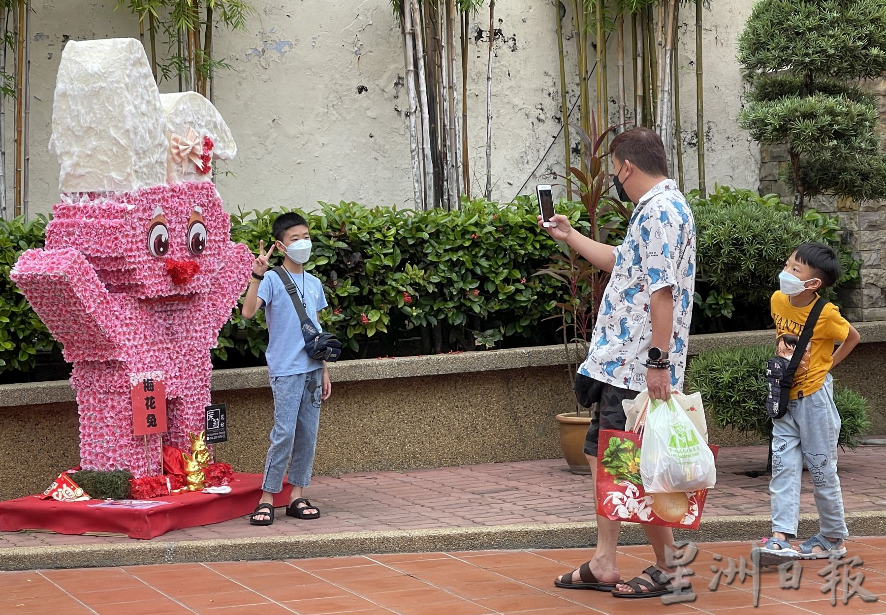 (古城第三版主文)处处“咔嚓”声不断·游客玩转打卡乐开怀