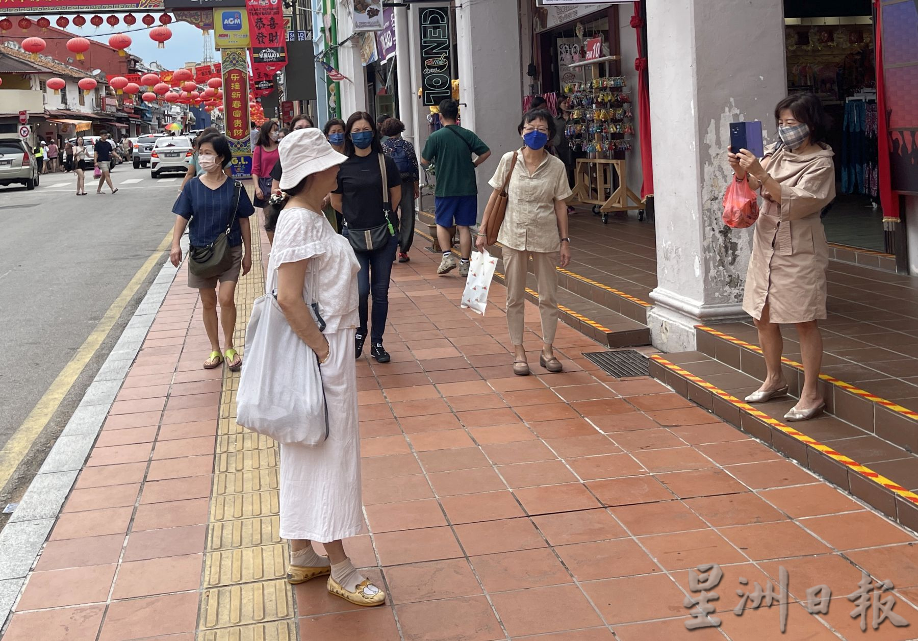 (古城第三版主文)处处“咔嚓”声不断·游客玩转打卡乐开怀