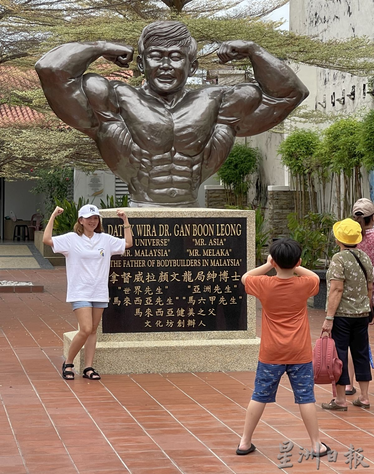 (古城第三版主文)处处“咔嚓”声不断·游客玩转打卡乐开怀