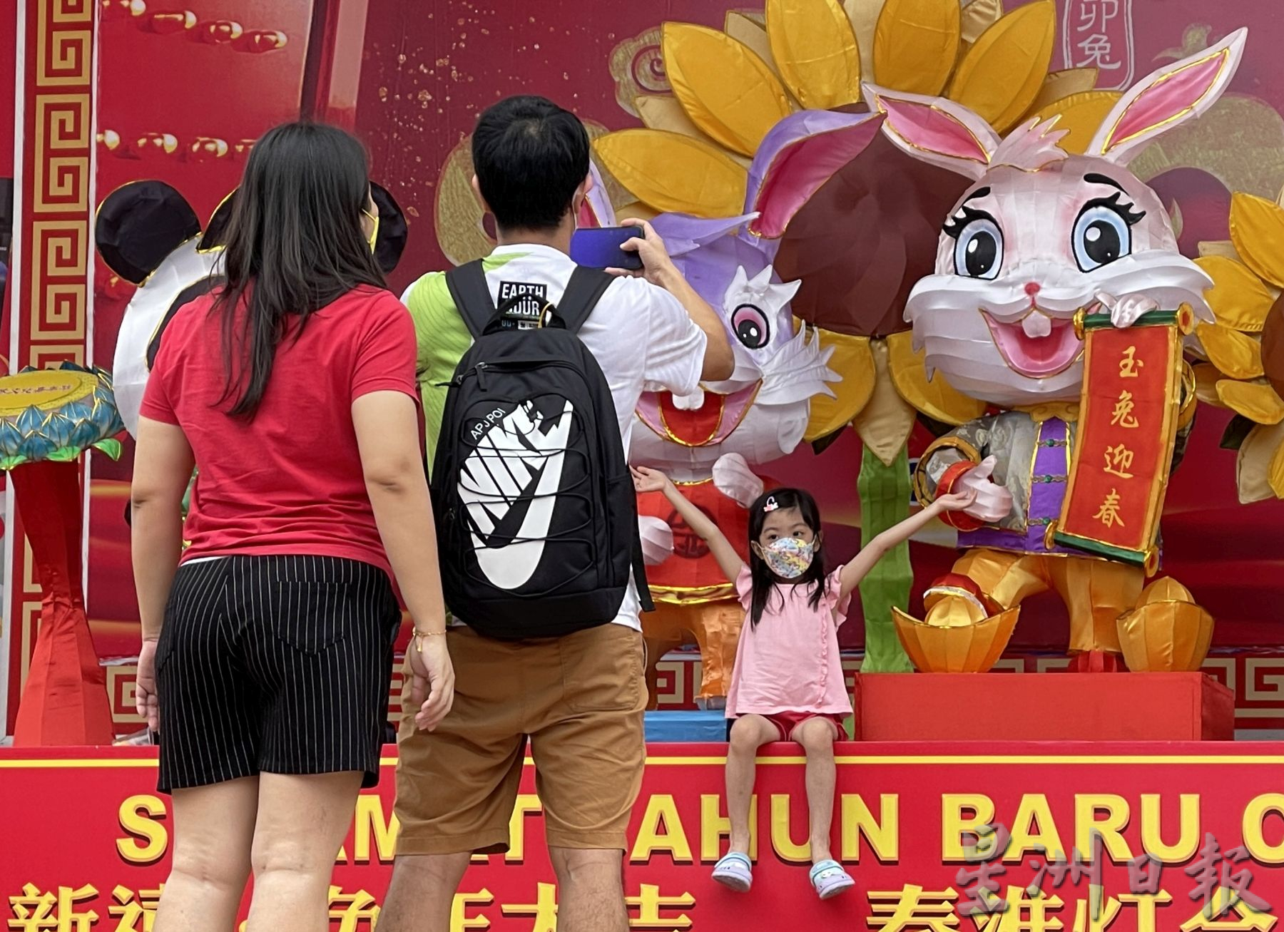 (古城第三版主文)处处“咔嚓”声不断·游客玩转打卡乐开怀