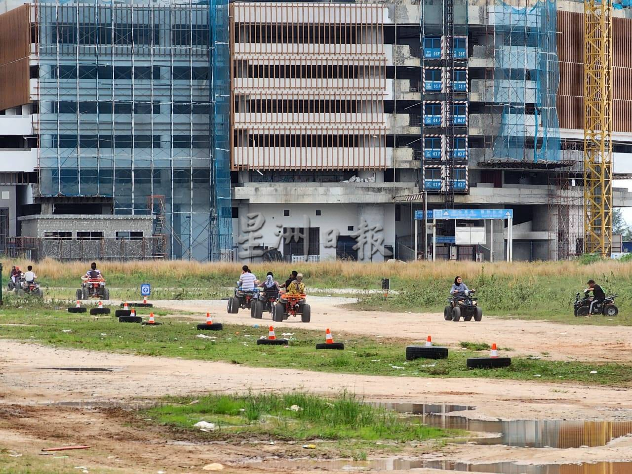 (古城第三版主文)新春假期大批游客到吉里望海边休闲