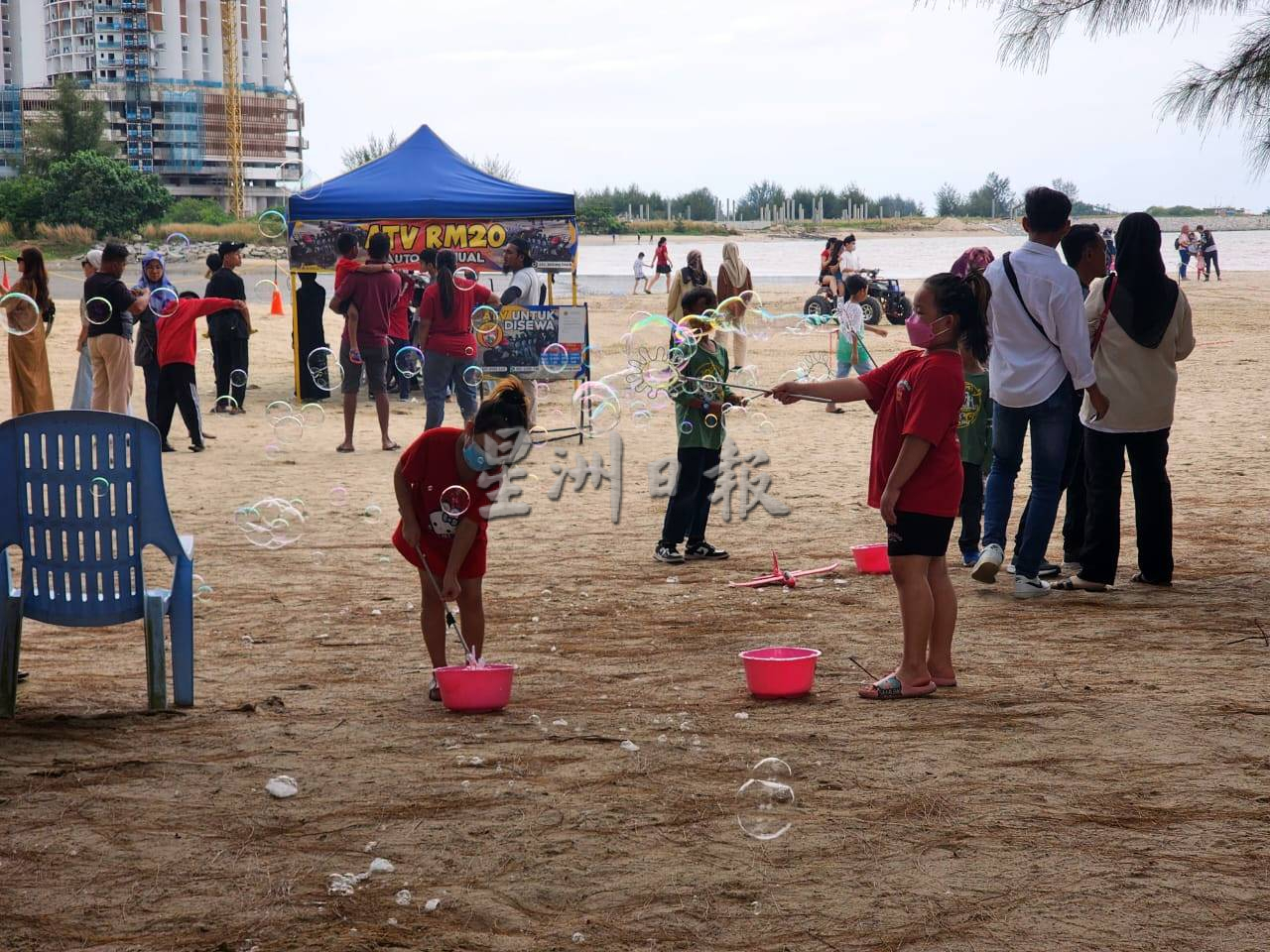 (古城第三版主文)新春假期大批游客到吉里望海边休闲