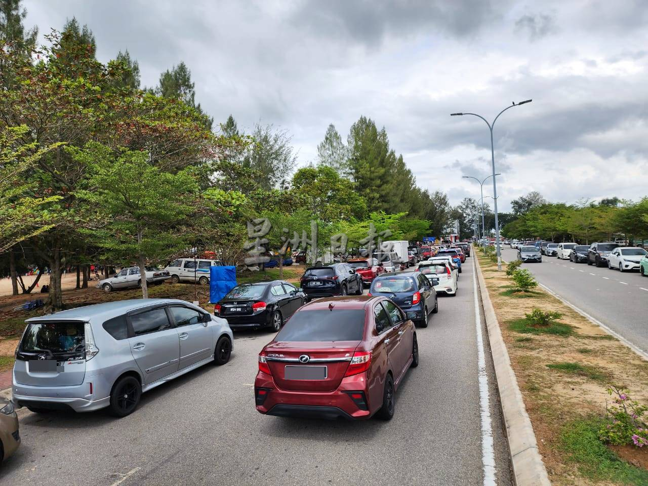 (古城第三版主文)新春假期大批游客到吉里望海边休闲