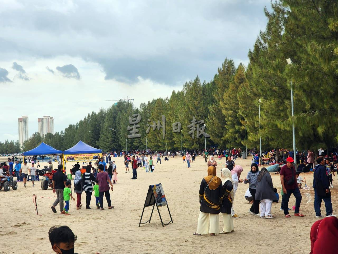 (古城第三版主文)新春假期大批游客到吉里望海边休闲