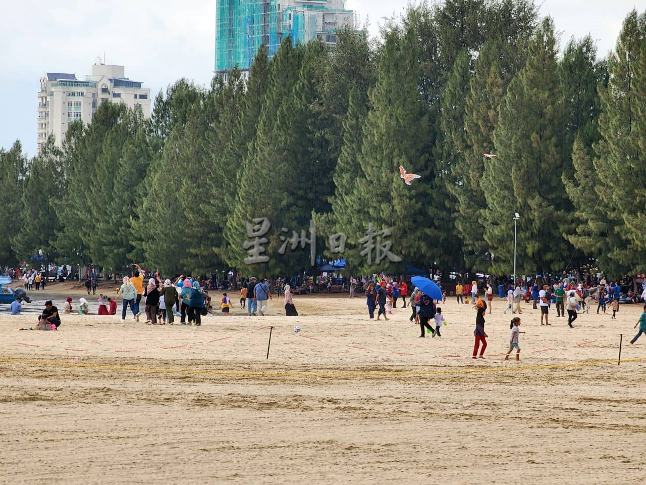 (古城第三版主文)新春假期大批游客到吉里望海边休闲