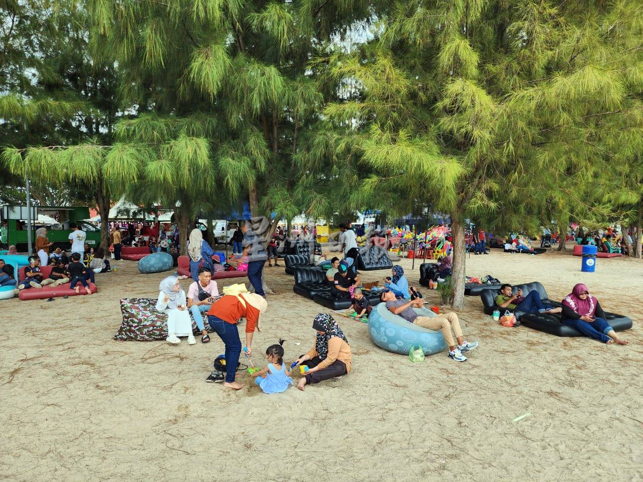 (古城第三版主文)新春假期大批游客到吉里望海边休闲