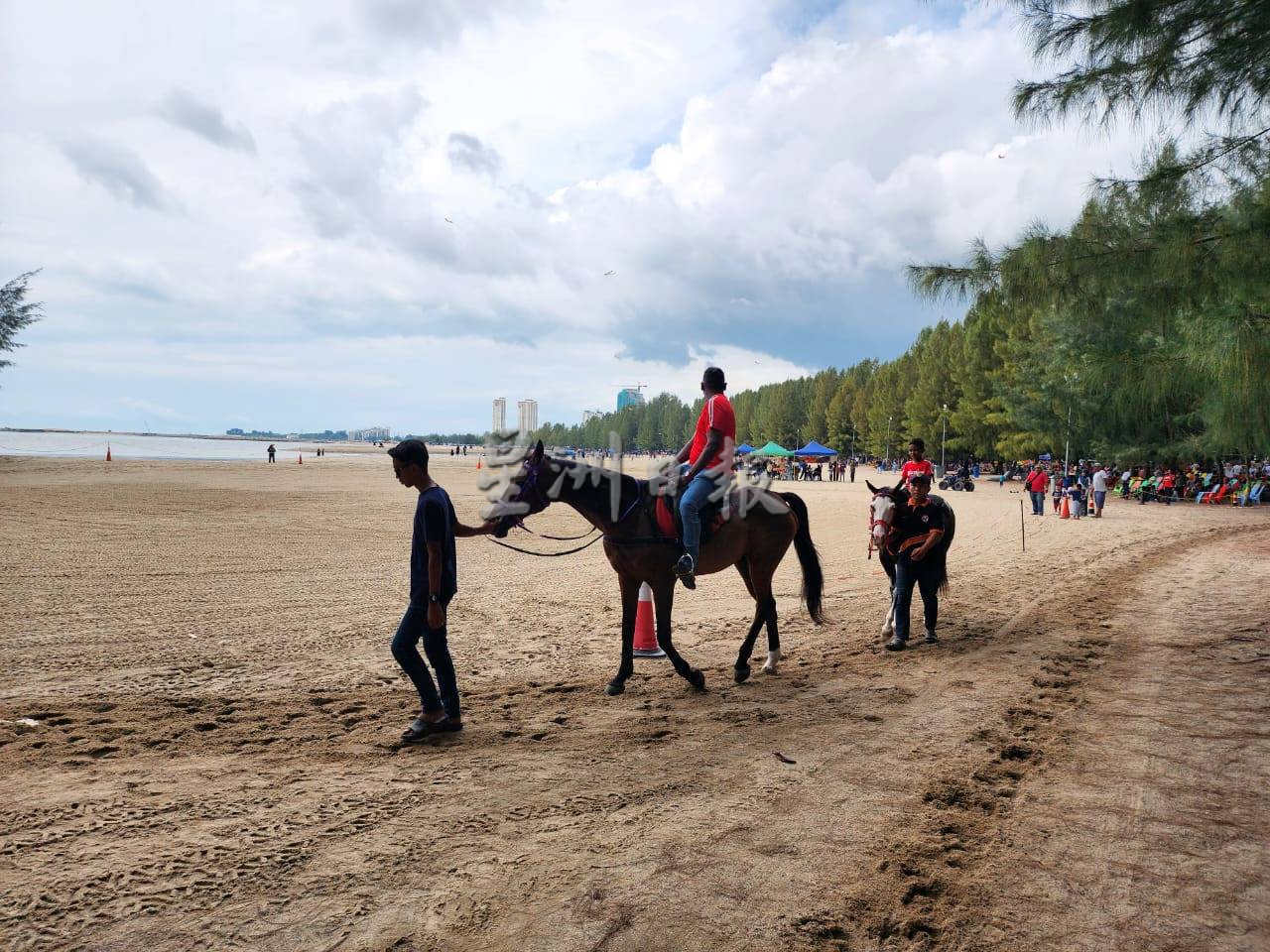 (古城第三版主文)新春假期大批游客到吉里望海边休闲
