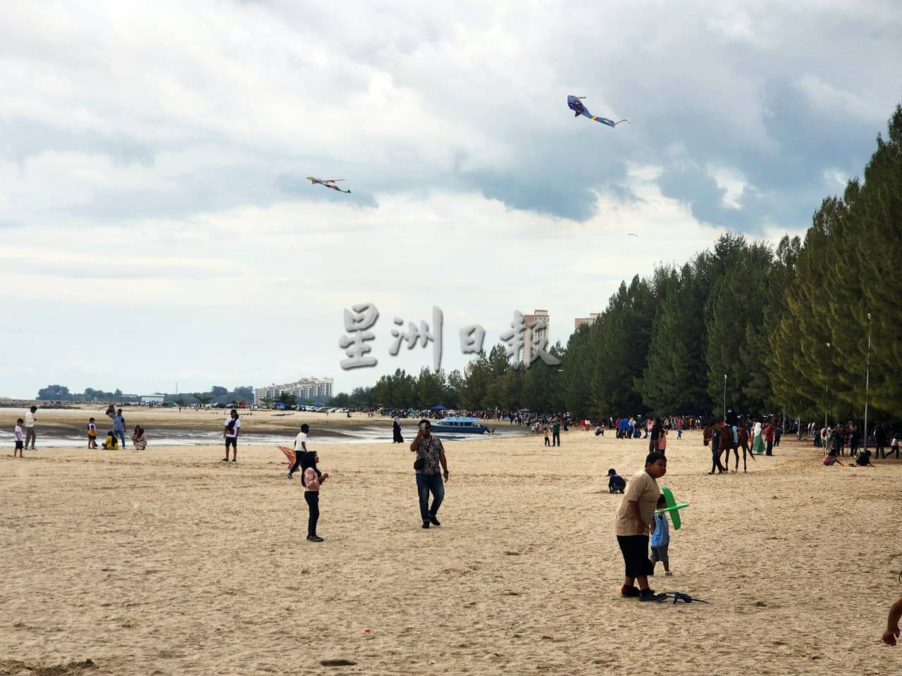 (古城第三版主文)新春假期大批游客到吉里望海边休闲