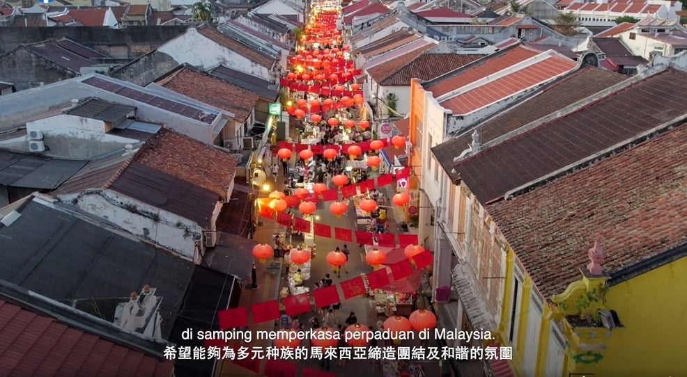 （古城第三版主文）首长贺岁短片以年景布置为主题