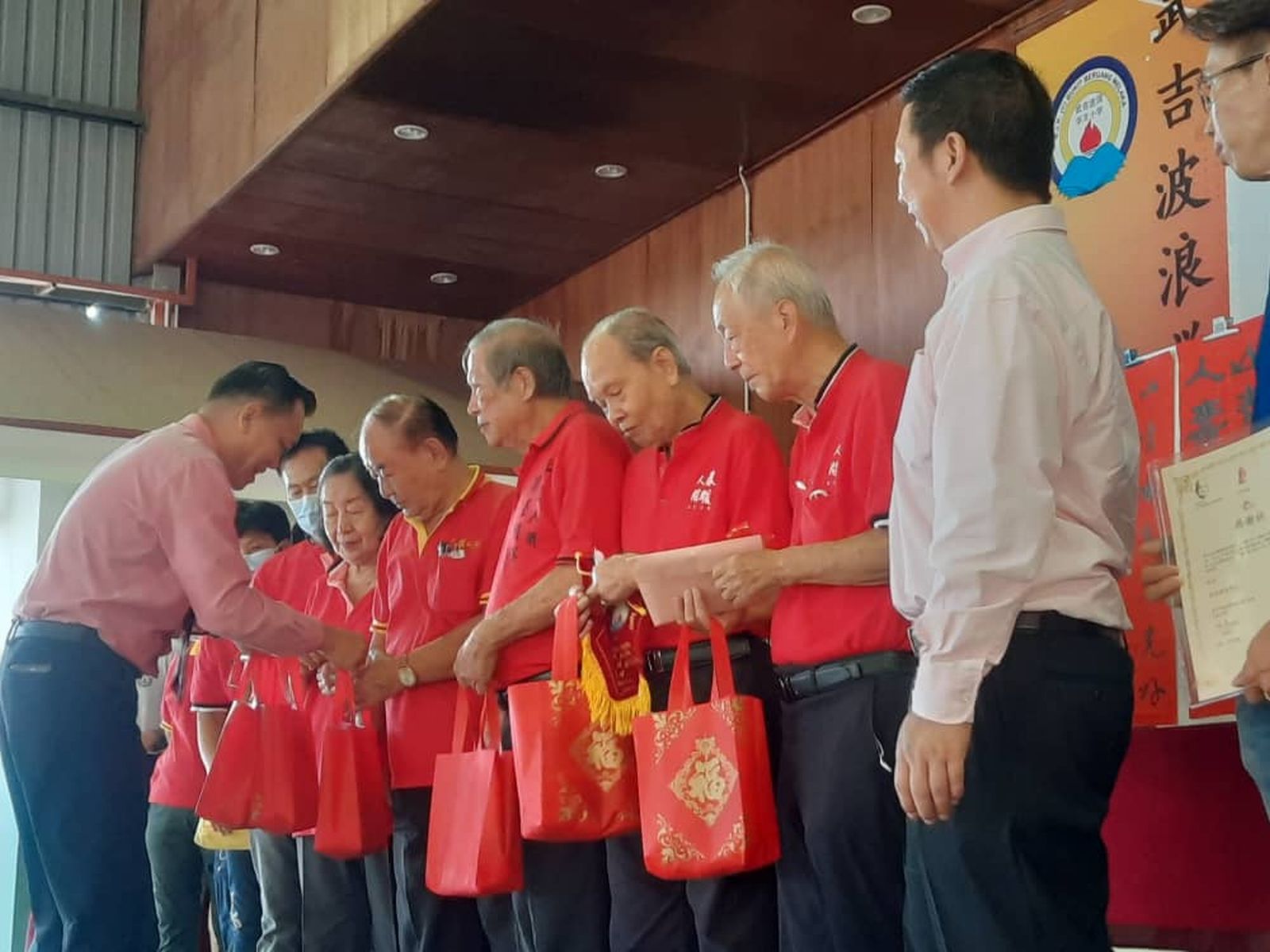 （古城第二版主文）《春暖人间，家家贴春联》武吉波浪华小第一炮打响