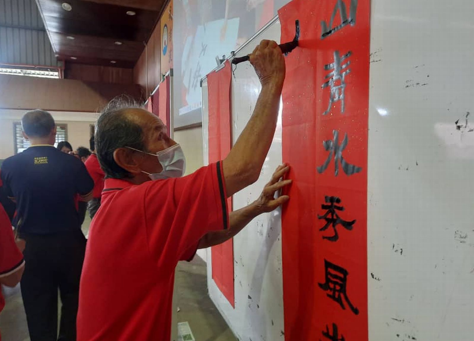 (古城第二版主文)《春暖人间,家家贴春联》武吉波浪华小第一炮打响