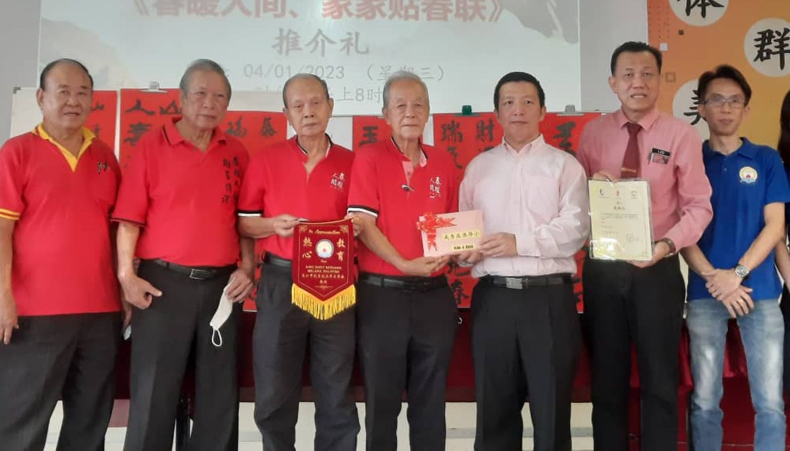 (古城第二版主文)《春暖人间,家家贴春联》武吉波浪华小第一炮打响