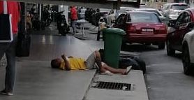 (古城第二版主文)疑吸强力胶男破坏档口 商家忧对方伤人促警方关注