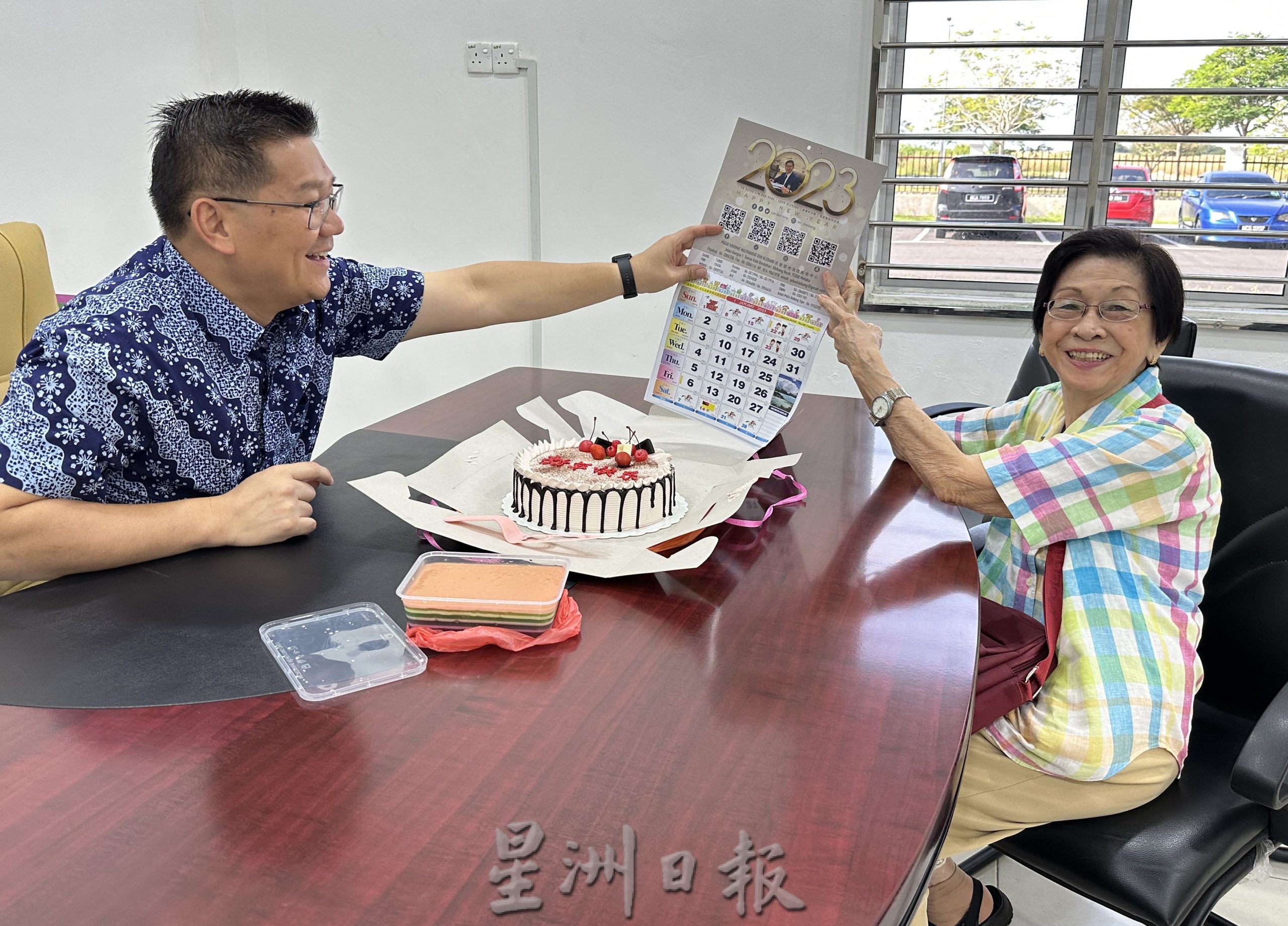 (古城第五版主文)79岁选民送上亲制彩虹燕菜甜点,感恩林万锋帮助度过人生艰难时刻