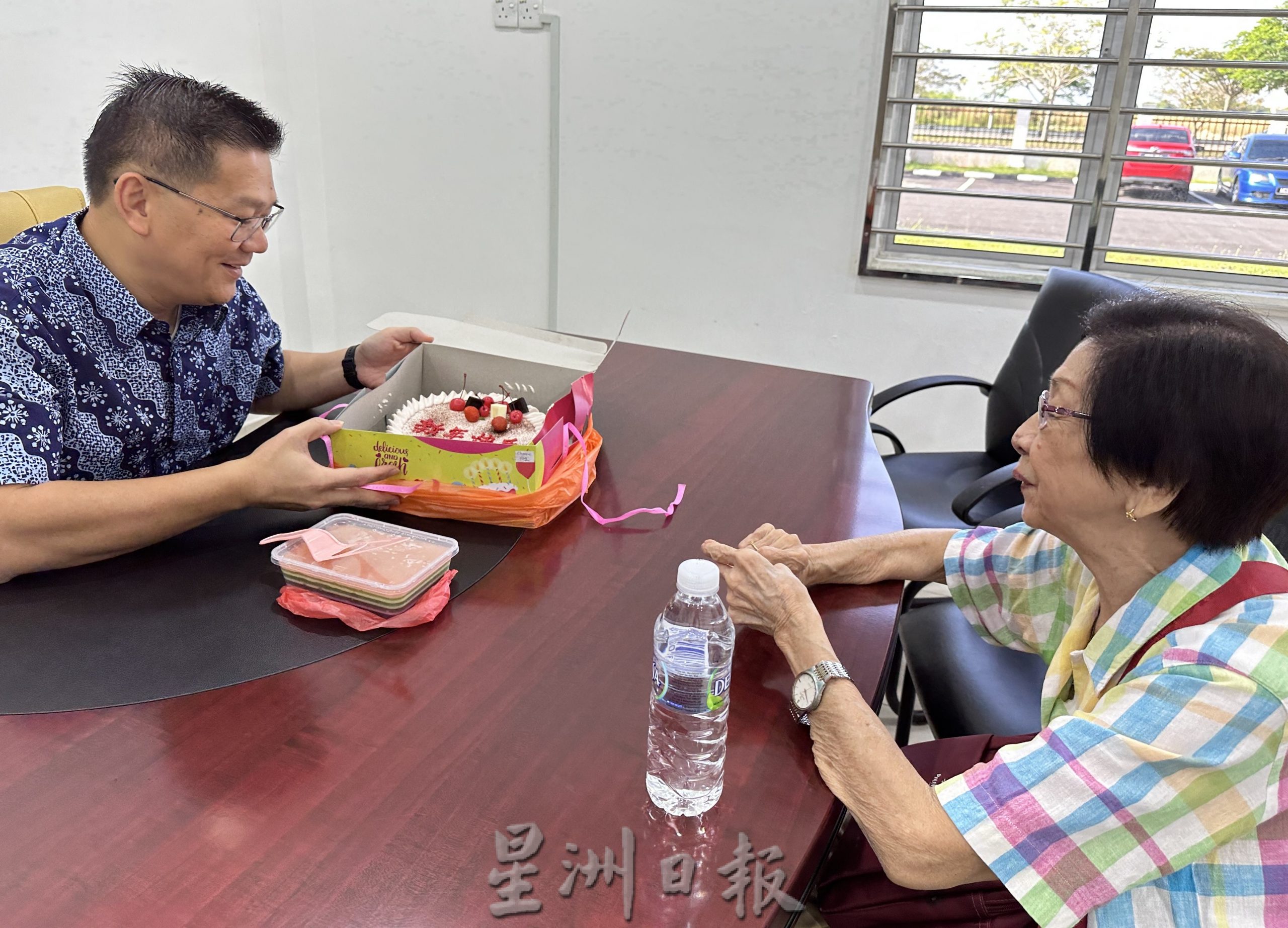 (古城第五版主文)79岁选民送上亲制彩虹燕菜甜点,感恩林万锋帮助度过人生艰难时刻