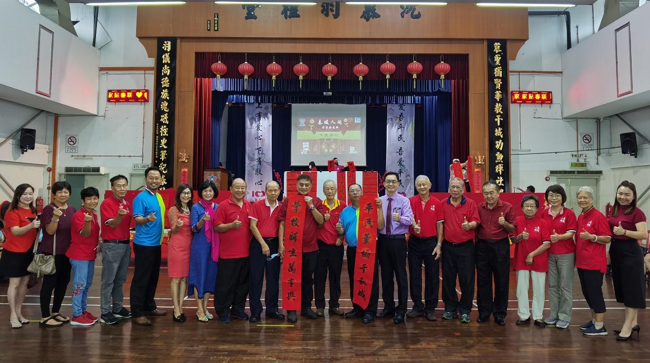 平民学校家家贴春联活动