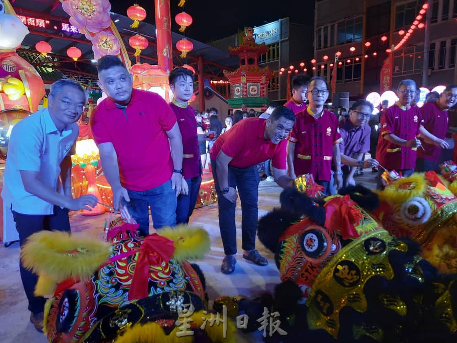 (古城第四版主文)三忠宫年景亮灯,大马狮王“重见天日”