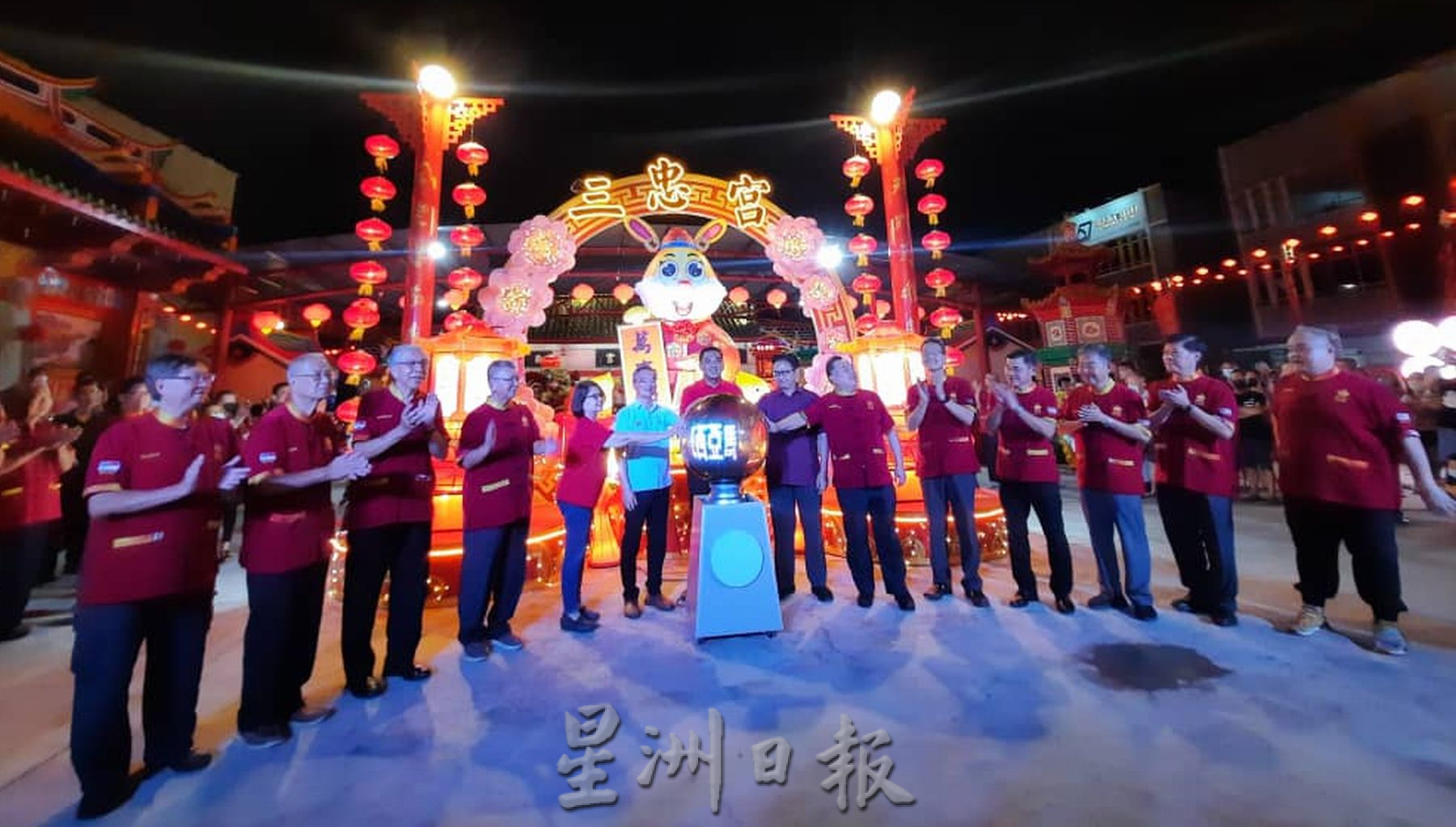 (古城第四版主文)三忠宫年景亮灯,大马狮王“重见天日”