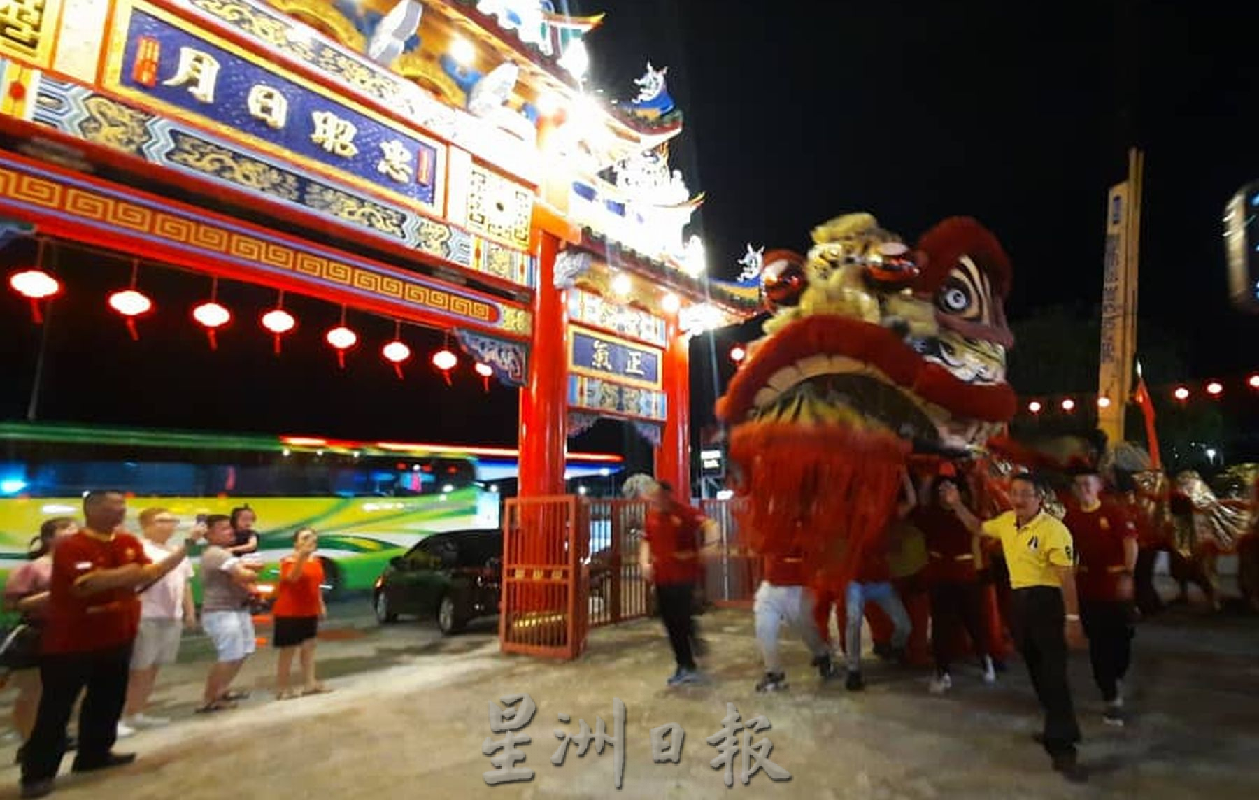 (古城第四版主文)三忠宫年景亮灯,大马狮王“重见天日”