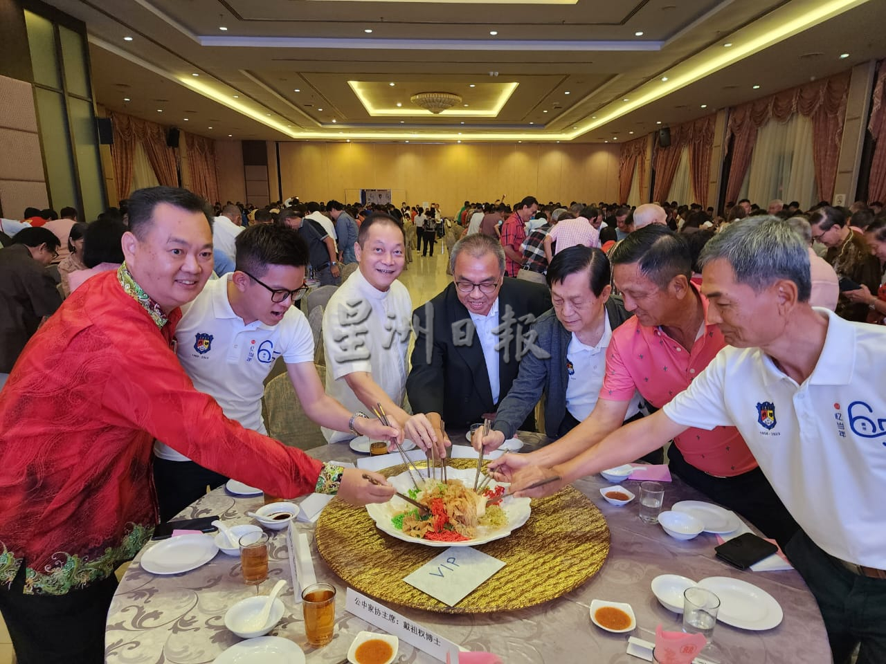 （古城第四版主文）公中回校晚宴，第一第二届校友皆出席，包括女校友