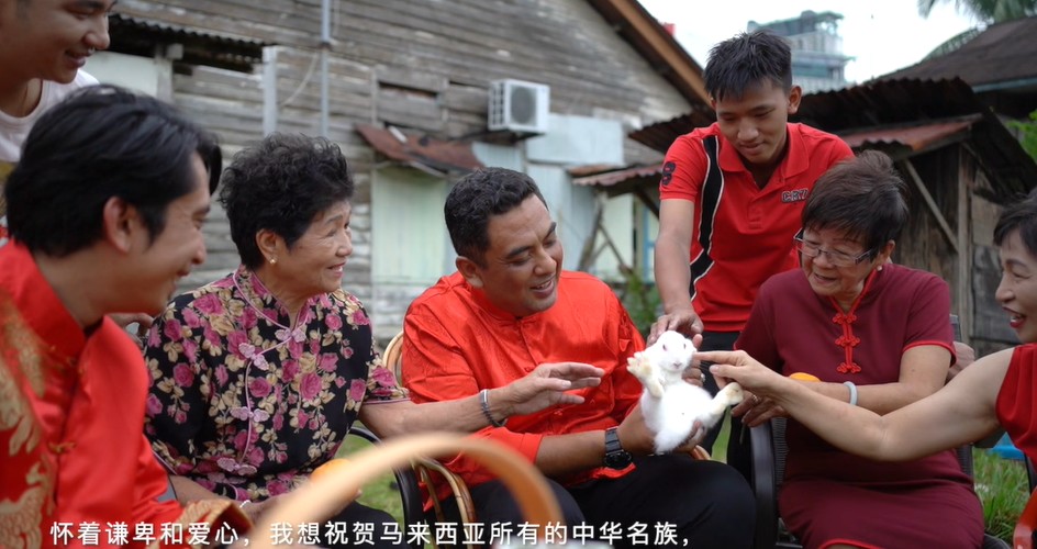 （古城第四版主文）诺海米与阿当阿里拍贺岁视频