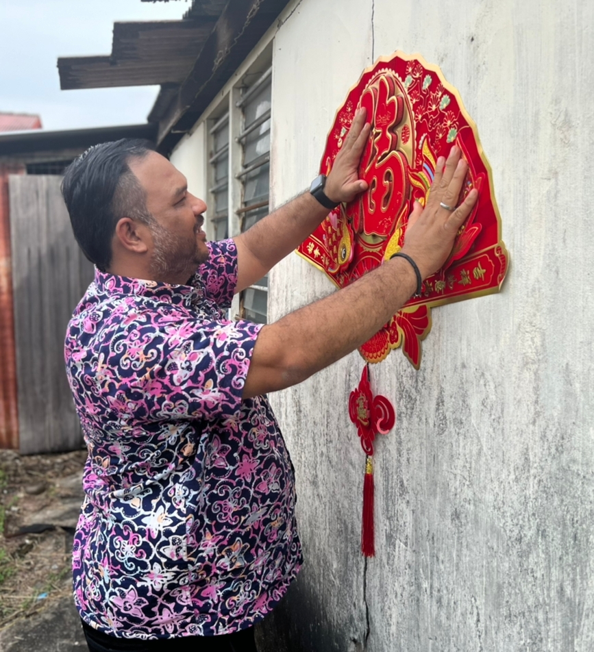 （古城第四版主文）诺海米与阿当阿里拍贺岁视频