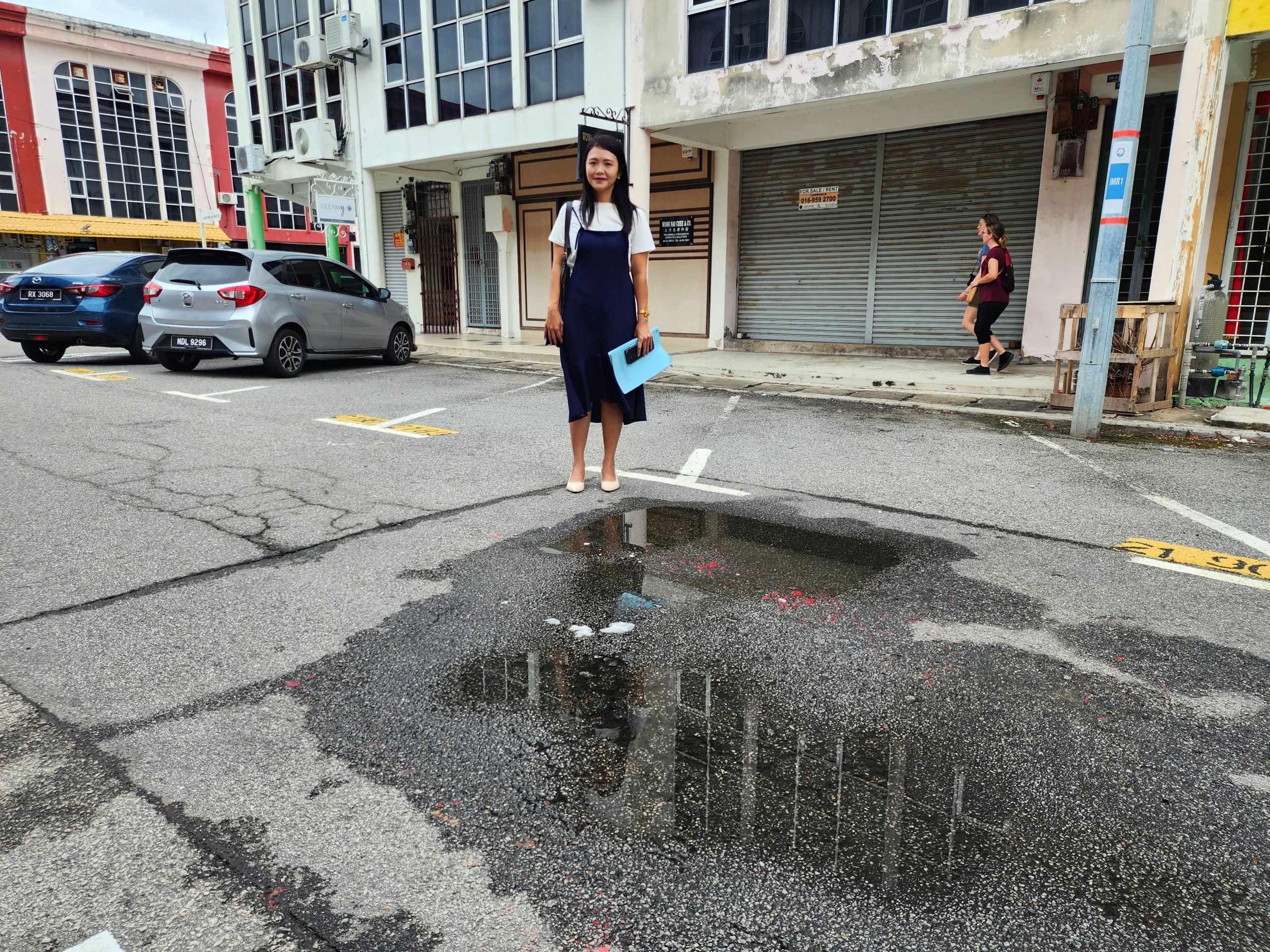 (古城第四版主文)马六甲拉也道路多区千疮百孔,州政府答复指重铺道路必须5年后