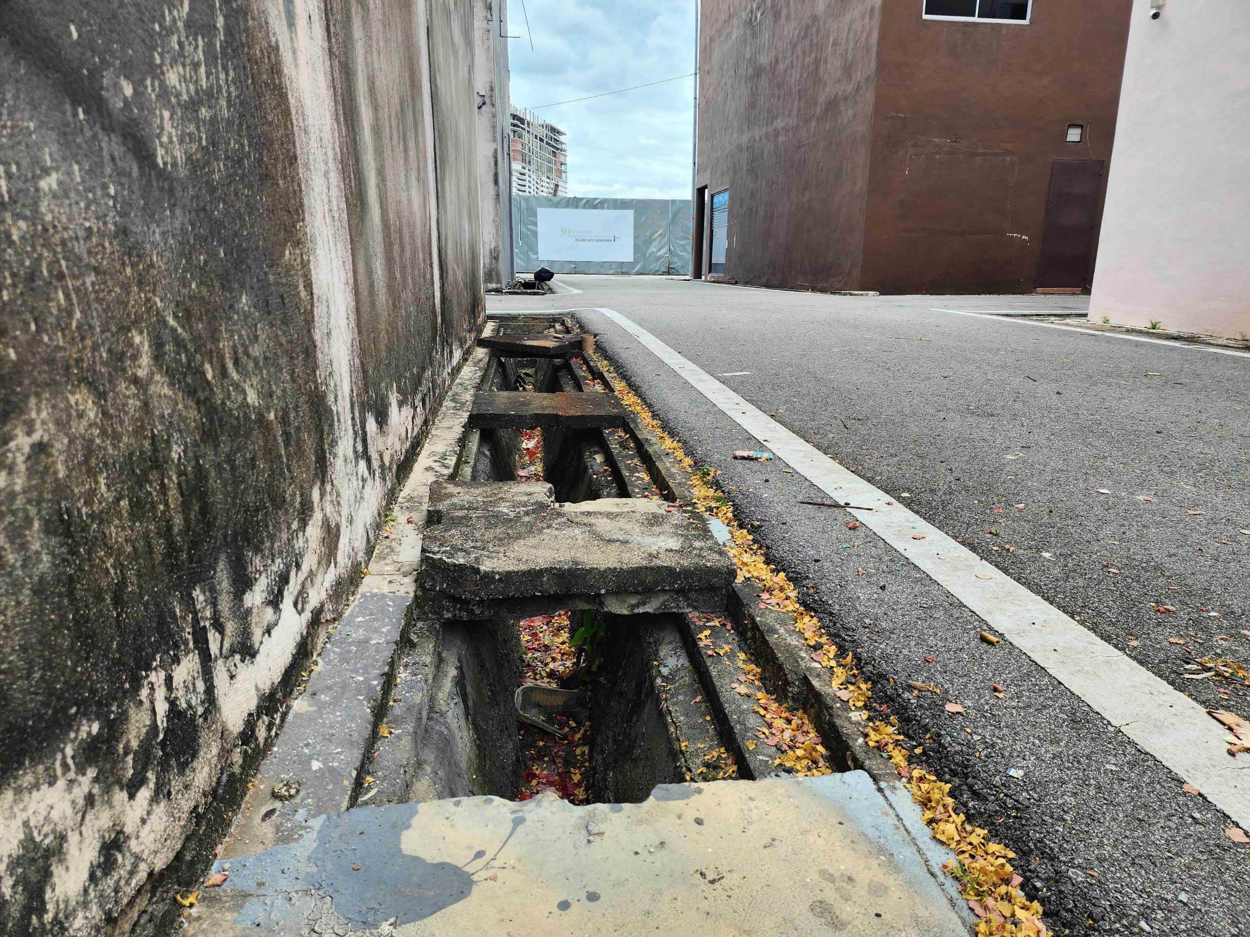 （古城第四版主文）马六甲拉也道路多区千疮百孔，州政府答复指重铺道路必须5年后