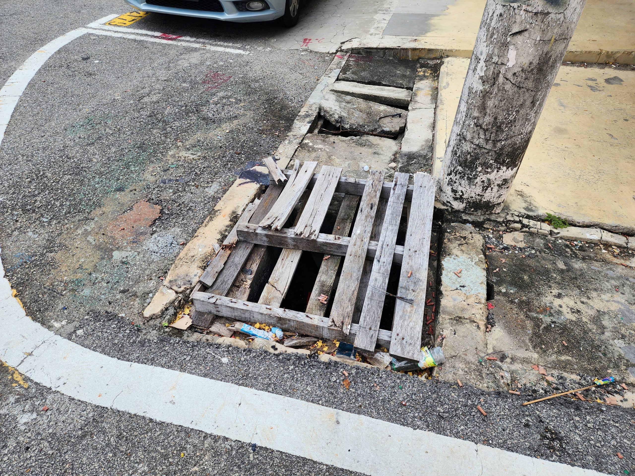 (古城第四版主文)马六甲拉也道路多区千疮百孔,州政府答复指重铺道路必须5年后
