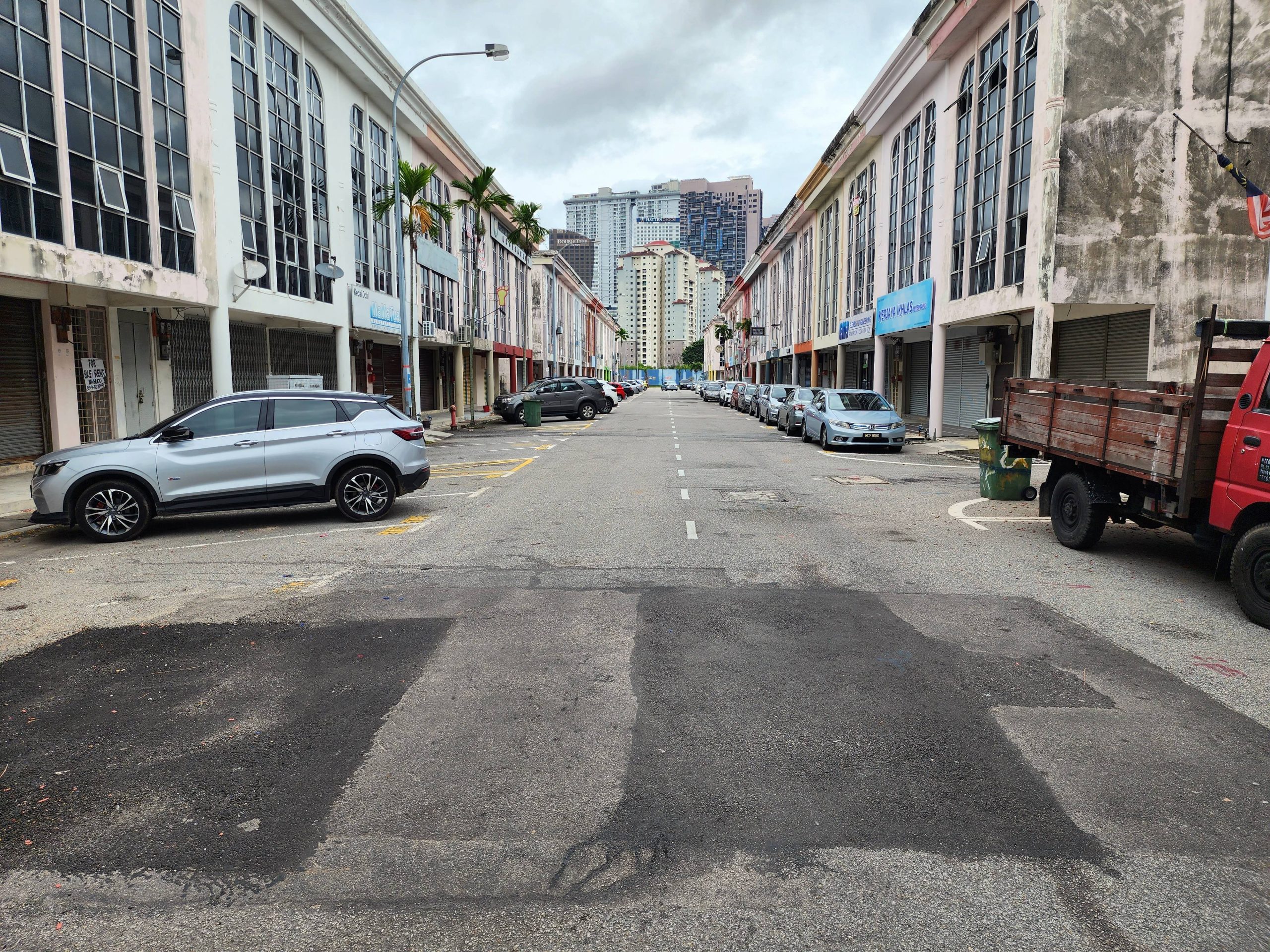 (古城第四版主文)马六甲拉也道路多区千疮百孔,州政府答复指重铺道路必须5年后