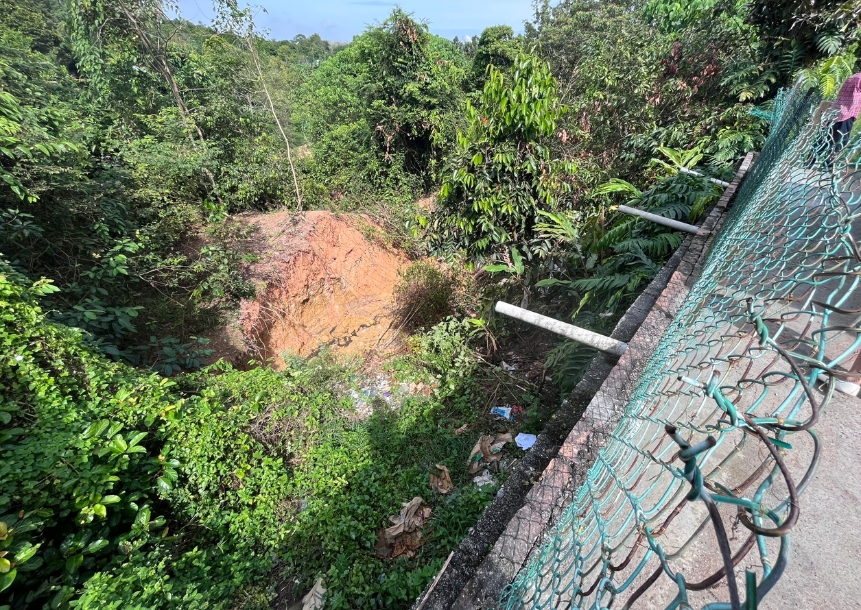 (古城p3主文)望万美华花园泥土流失严重