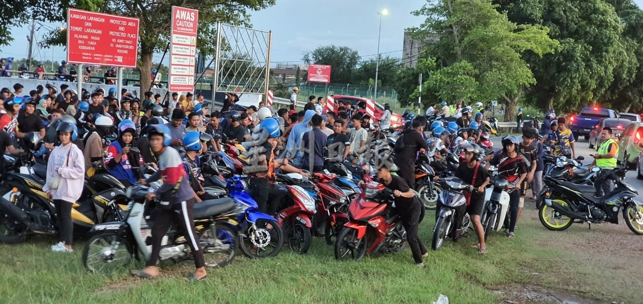 (大北马6)加央交警在玻港口往来新港沿海公路,打击非法飙车活动,截查逾百辆摩托车