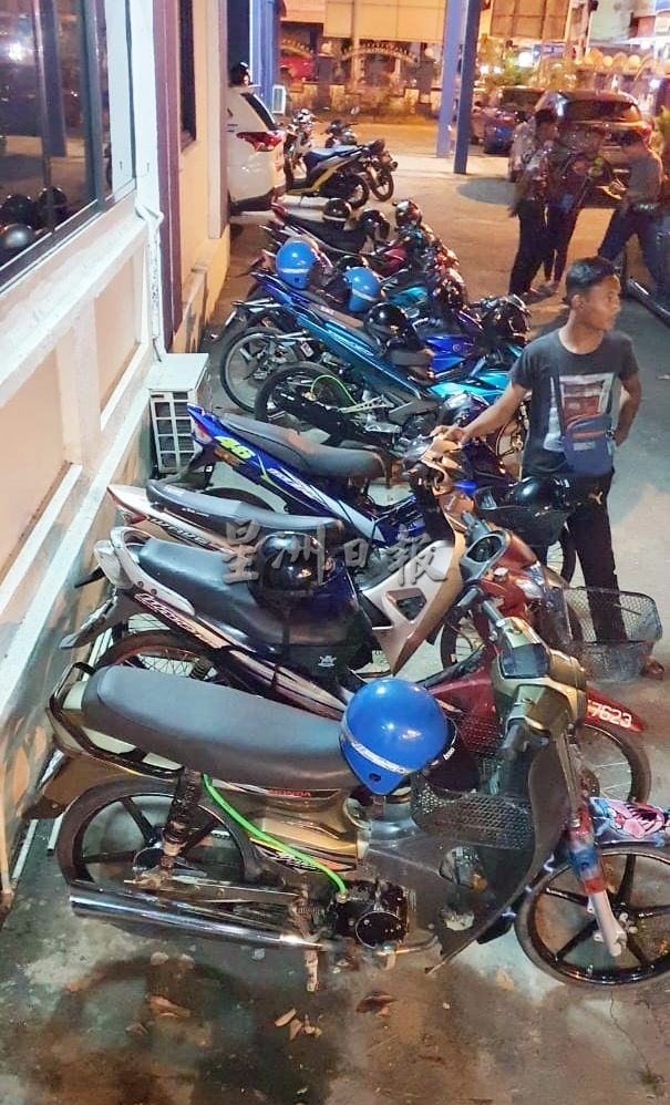 (大北马6)加央交警在玻港口往来新港沿海公路,打击非法飙车活动,截查逾百辆摩托车