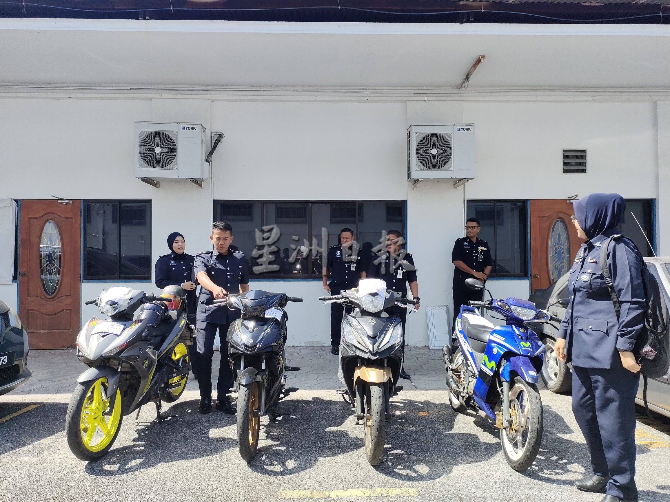 (大北马)1个月抢6便利店 2枪匪落网