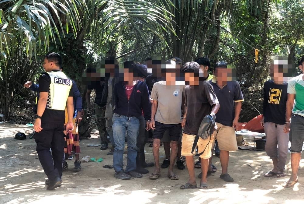 （大北马）53岁父亲向26岁吸毒者儿子学吸毒结果双双在警方展开的扫毒突击行动中被捕
