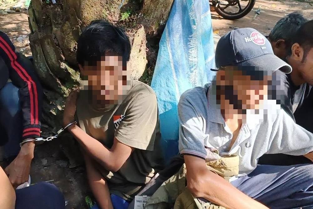 （大北马）53岁父亲向26岁吸毒者儿子学吸毒结果双双在警方展开的扫毒突击行动中被捕
