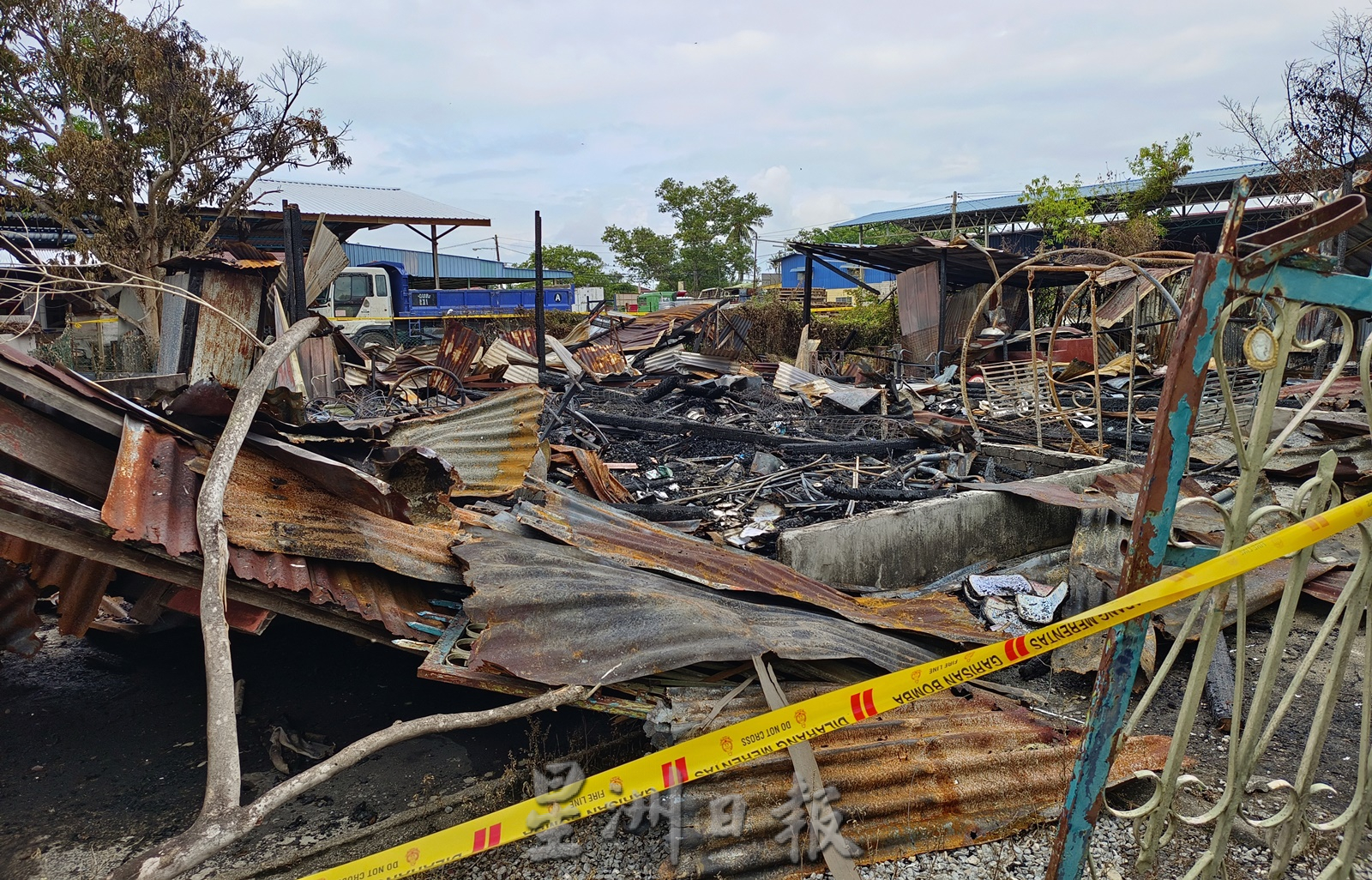 (大北马)一场火灾,让他们失去了百年的老祖屋,更唤醒他们住家入口必须加宽的重要。